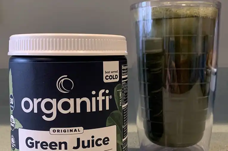 Reviewer share about mixability of Organifi green juice powder in a glass.